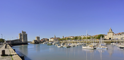 Fototapeta premium Panoramique sur le port de la Rochelle (17000), département de la Charente-Maritime en région Nouvelle-Aquitaine, France