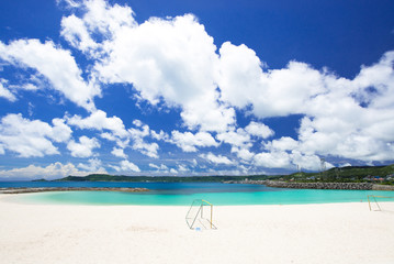 Fototapeta na wymiar 沖縄のビーチ・西原きらきらビーチ 