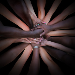 Eine Gruppe von vielfältigen Menschen bildet eine Einheit als Team