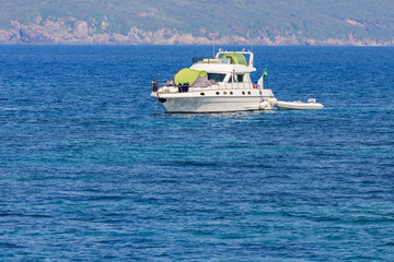 Fototapeta na wymiar camping on the boat anchored