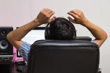 joven sentado frente al computador 