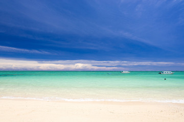 Fototapeta na wymiar 沖縄のビーチ・みーばるビーチ 