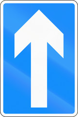 Bangladeshi traffic sign - Einbahnstrasse/One-way road, pointing upwards