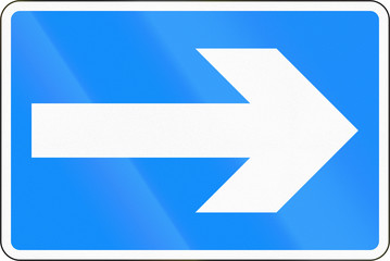 Bangladeshi traffic sign - Einbahnstrasse/One-way road, pointing to the right