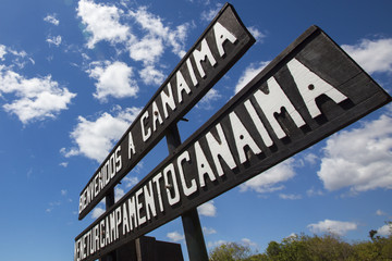 Obraz premium Welcome to Canaima Sign board, Venezuela