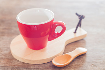 Red mug with wooden plate