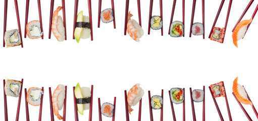 De nombreux sushis et petits pains différents dans des baguettes isolés sur fond blanc