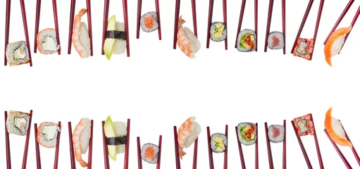 Foto op Plexiglas Veel verschillende sushi en broodjes in eetstokjes geïsoleerd op een witte achtergrond © z10e