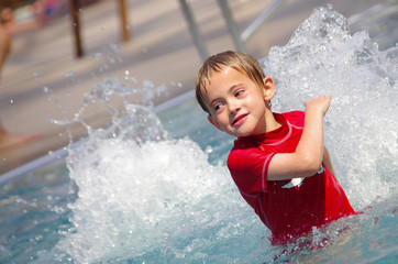 enfant à la piscine - éclabousse