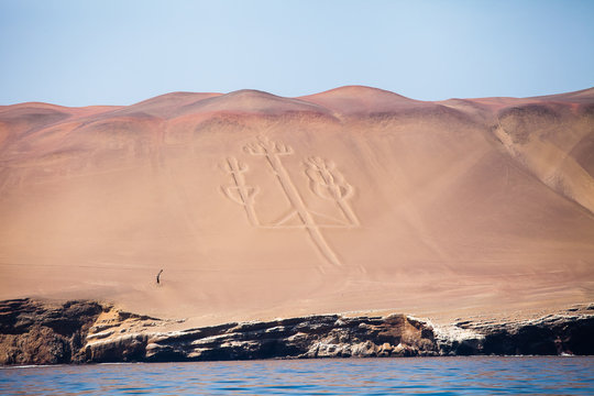 il candelabro : antico geoglifo ricavato su una collina della penisola di Paracas, Peru. 
