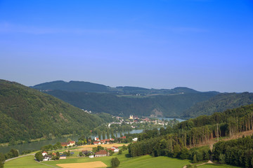 Fototapeta na wymiar Blick auf Obernzell im Donautal bei Passau