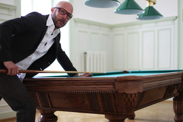 Mann am Snookertisch