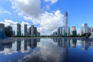 Obraz premium Modern skyline and buildings with empty square floor