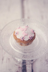 Cupcakes con pasta di zucchero bianca e rosa
