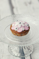 Cupcakes con pasta di zucchero bianca e rosa