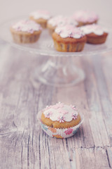 Cupcakes con pasta di zucchero bianca e rosa