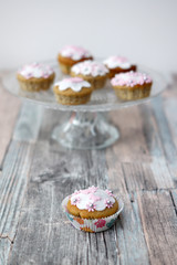 Cupcakes con pasta di zucchero bianca e rosa