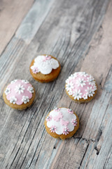 Obraz na płótnie Canvas Cupcakes con pasta di zucchero bianca e rosa