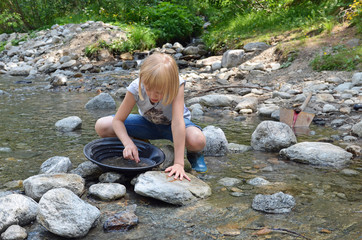 Kind beim goldwaschen 