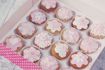 Cupcakes con pasta di zucchero bianca e rosa