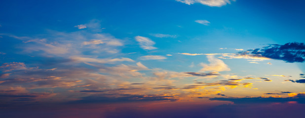 Obraz na płótnie Canvas Evening sky with clouds