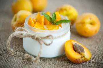 Gordijnen Yogurt with fresh apricots © Peredniankina
