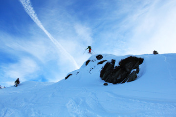 Skifahrer springt von Klippe