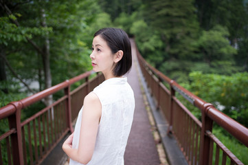 Naklejka premium 雨の渓谷でのポートレート