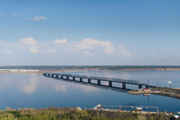 Fototapeta na wymiar Мост через реку Волгу, Ульяновск
