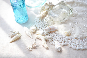 Fototapeta na wymiar ガラス瓶と貝殻とサンゴ