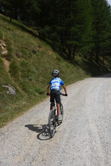 Fototapeta na wymiar mountain bike bambini in bicicletta montagna