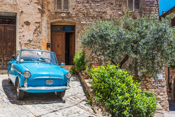 Fototapeta premium Stare niebieskie środki transportu w średniowiecznym mieście we Włoszech