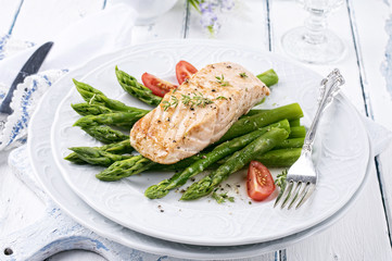 Grüner Spargel mit Lachs