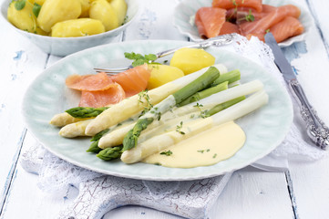 Spargel mit Räucherlachs