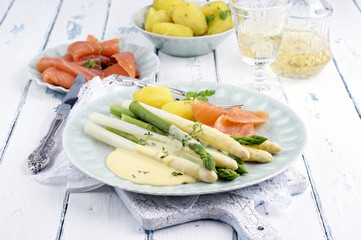 Spargel mit Räucherlachs