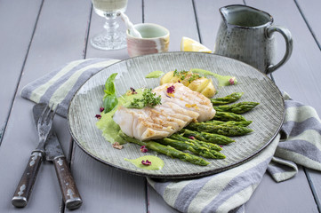 Barramundi Filet mit grünen Spargel