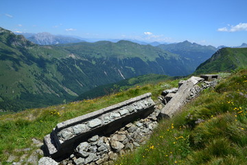 resti delle trincee di guerra sulla cima del monte Paularo