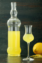 limoncello bevanda alcolica di limone sfondo nero