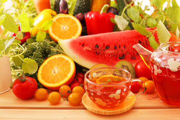 一杯の紅茶と新鮮な果物