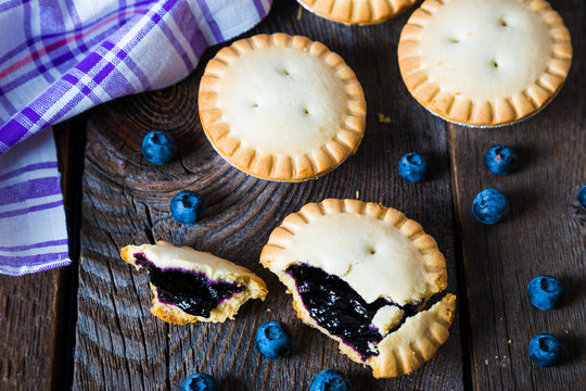 Small pies with fresh blueberries