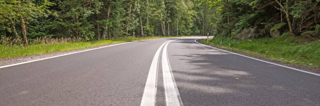 Stra&szlig;e durch den Wald