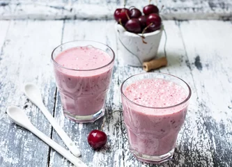 Selbstklebende Fototapete Milchshake smoothie with cherry