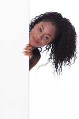 Afrikanerin schaut um weiße Tafel herum