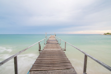 Fototapeta premium Wood Bridge na plaży w Samet Island, Tajlandia