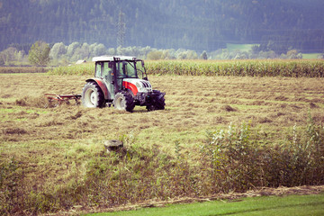 Obraz premium Tractor plowing