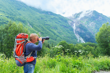 Fototapeta na wymiar tourist photographing mountains