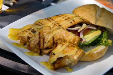 Hühnerbrust, gegrillt mit Salat und Brot