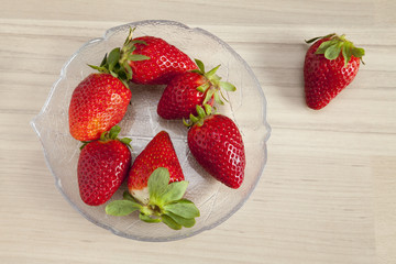 Schüssel mit Erdbeeren, Holzuntergrund, Textfreiraum