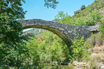 Fototapeta na wymiar pont en pierres cirque de navacelles
