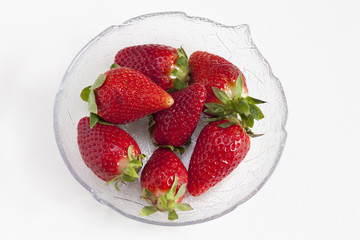 Schüssel mit Erdbeeren, weißer Untergrund, Textfreiraun